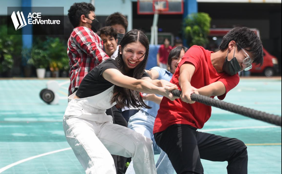 Students playing tug of war at Events Day 2023 held at Dwi Emas International School.