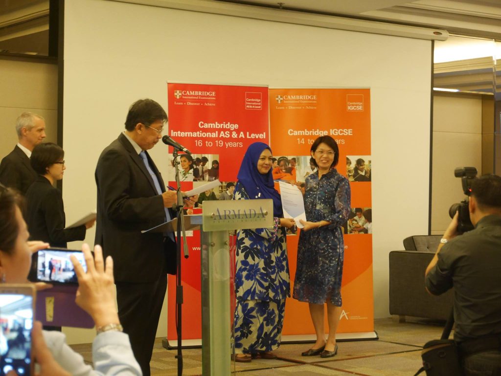 Mother of Yi Lin, a student alumni from Sri Emas International School, receiving the Outstanding Cambridge Learner Award.