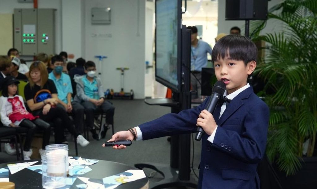 A student pitching at Young Entrepreneur X Factor 2023 held in Dwi Emas International School.